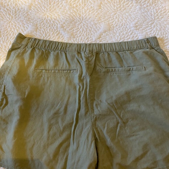 H&M army green, size XXL flat front shorts. - Picture 2 of 5